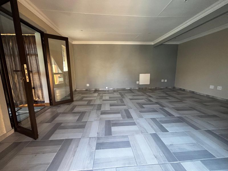 Versatile Family Home with 3 Flatlets and Pool – Ideal for Investment or Extended Living - Photo 6