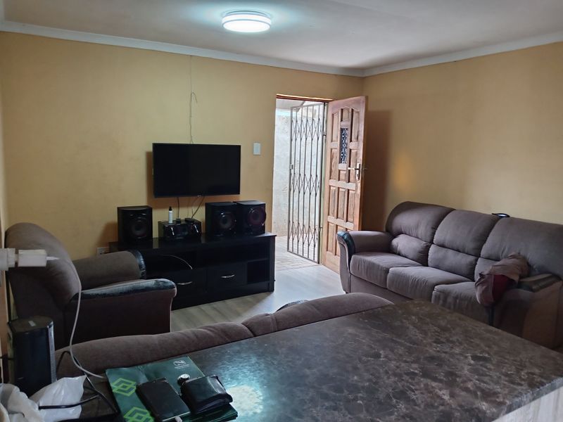 THREE BEDROOM HOUSE FOR SALE IN MOTHERWELL NU 4 - Photo 6