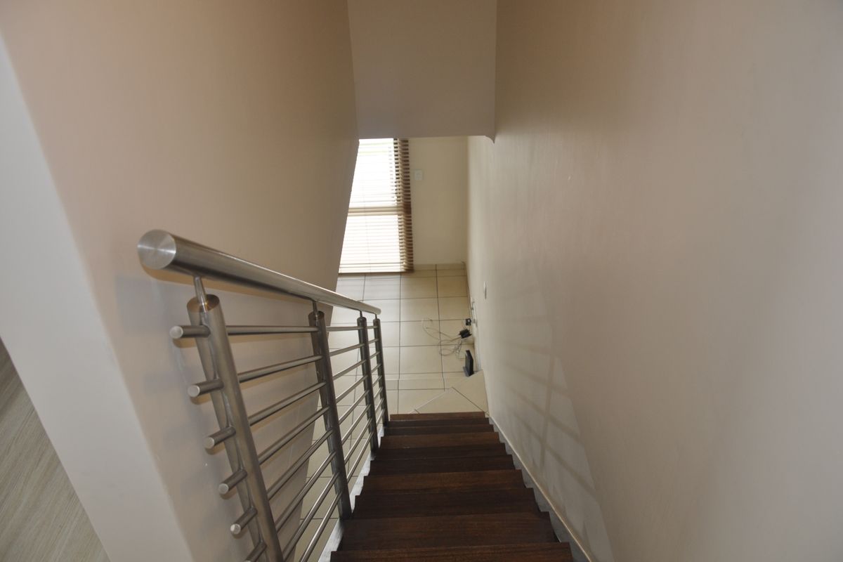 Investors Dream! Spacious 3-Bedroom Apartment with a Loft & Stunning Kyalami Race Track Views - Photo 5