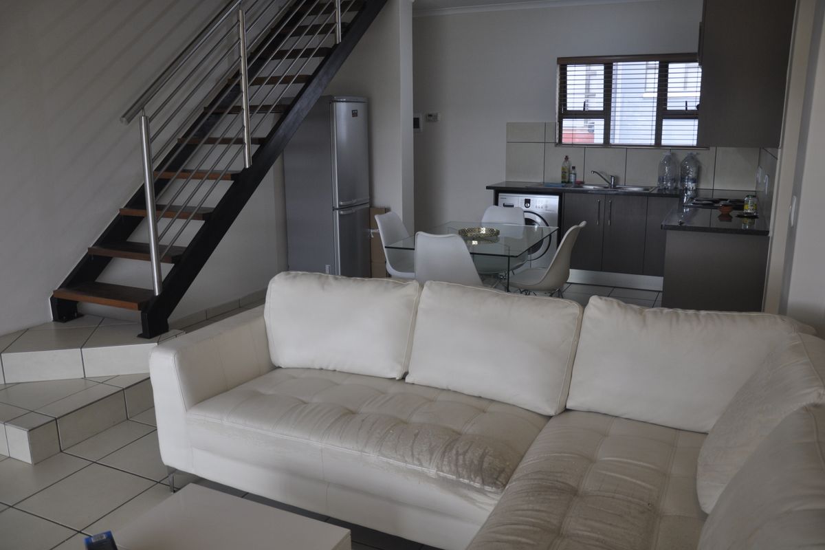 Investors Dream! Spacious 3-Bedroom Apartment with a Loft & Stunning Kyalami Race Track Views - Photo 4