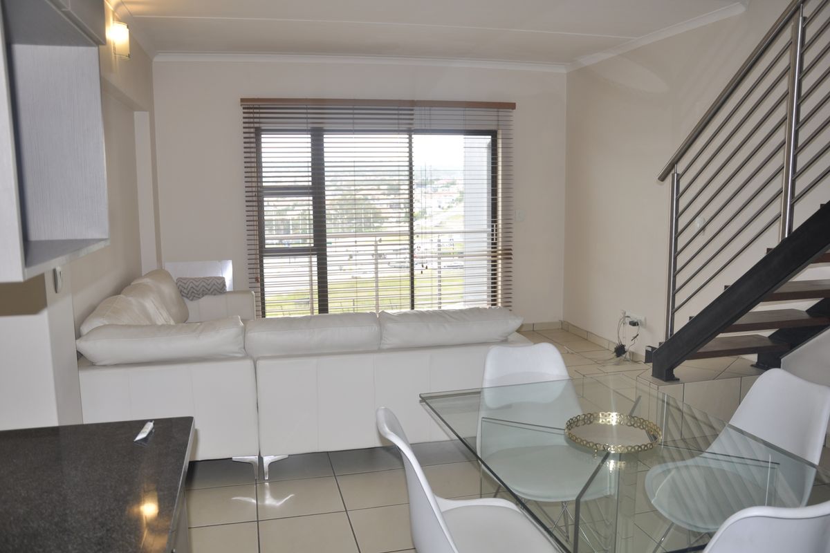 Investors Dream! Spacious 3-Bedroom Apartment with a Loft & Stunning Kyalami Race Track Views - Photo 3