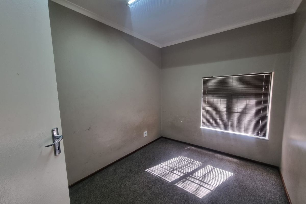 Well-Priced Flat in Prime Location – Secunda - Photo 5