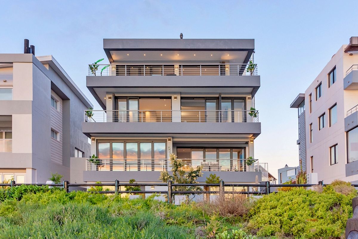 Large 4 level beachfront home - Photo 2