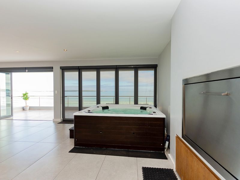 Large 4 level beachfront home - Photo 10