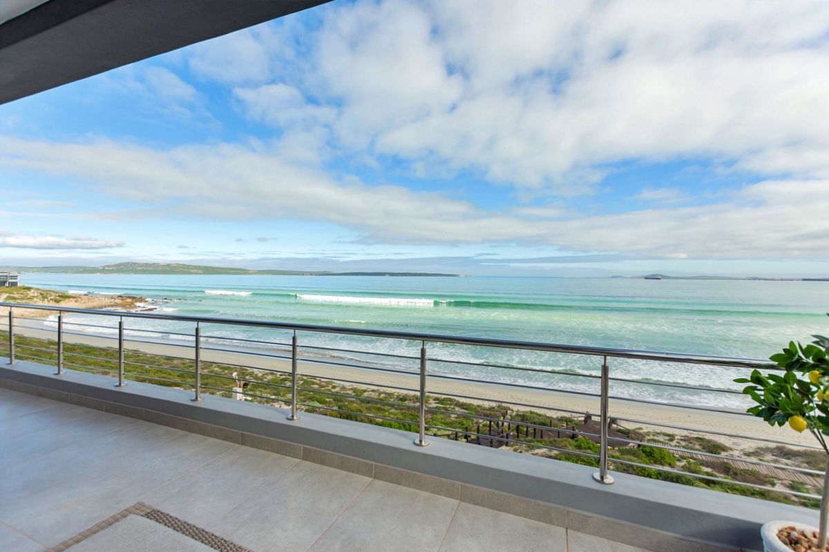 Large 4 level beachfront home - Photo 5