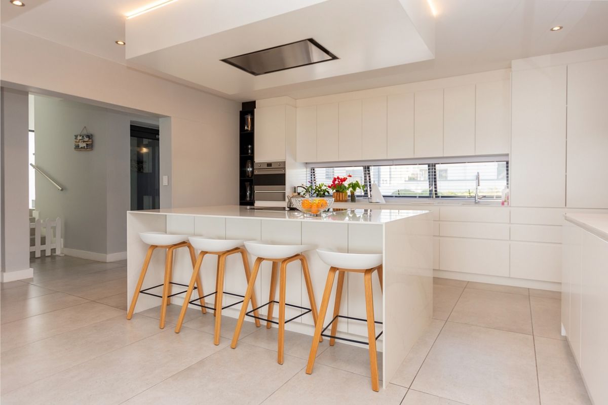 Large 4 level beachfront home - Photo 4