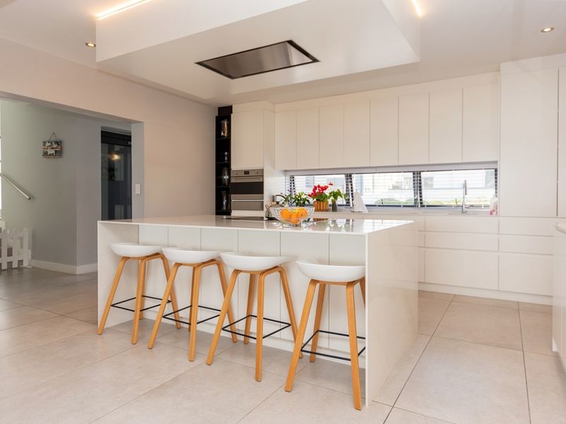 Large 4 level beachfront home - Photo 4