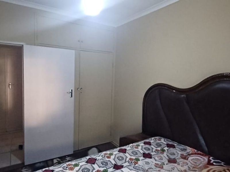Well-Priced Ground Floor Unit with Private Courtyard – Great Value! - Photo 4