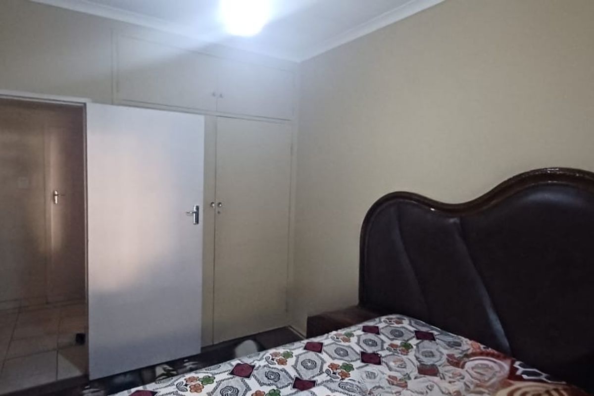 Well-Priced Ground Floor Unit with Private Courtyard – Great Value! - Photo 4