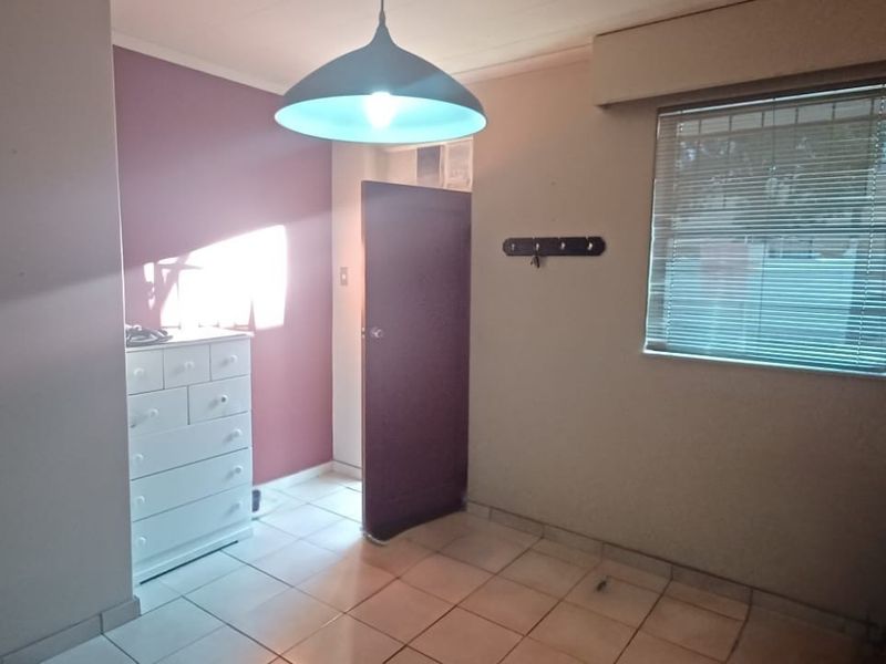 Well-Priced Ground Floor Unit with Private Courtyard – Great Value! - Photo 10