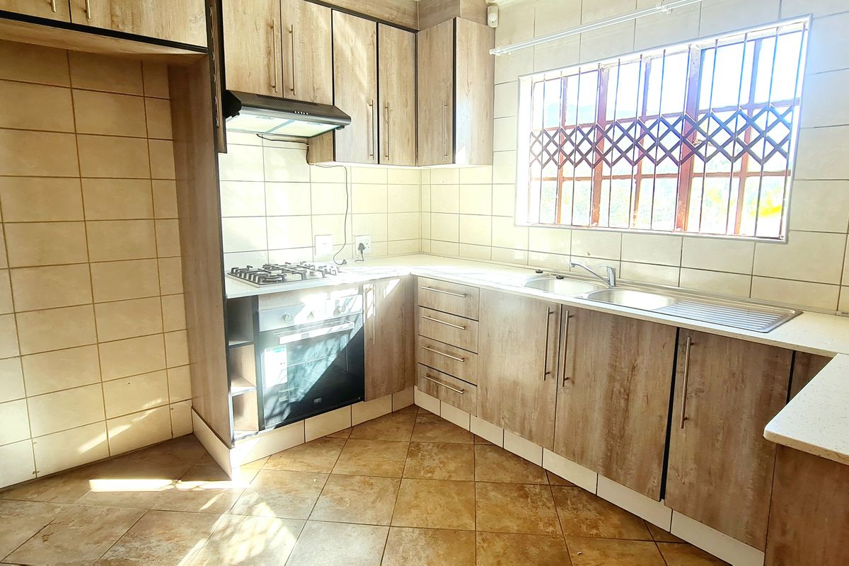 Newly renoated 3 Bedroom to rent in New Town, Louis Trichardt - Photo 2