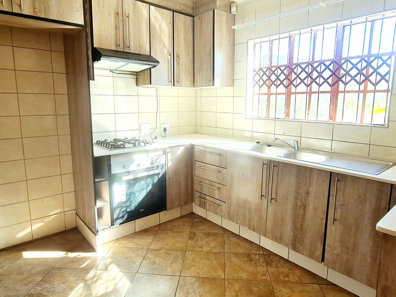Newly renoated 3 Bedroom to rent in New Town, Louis Trichardt - Photo 2