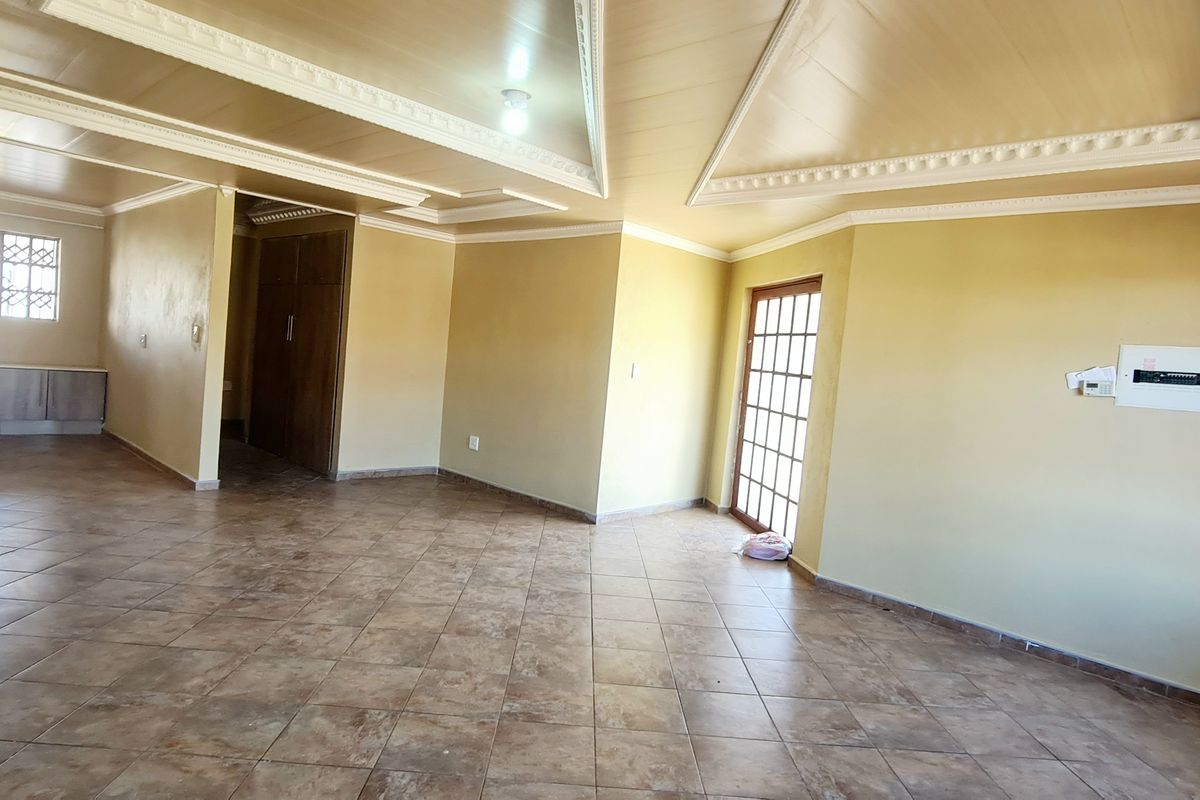 Newly renoated 3 Bedroom to rent in New Town, Louis Trichardt - Photo 3