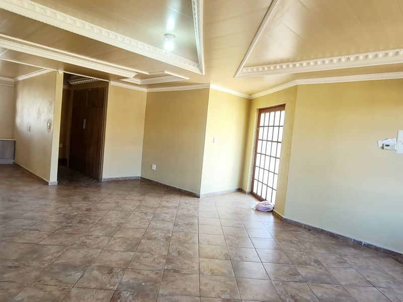 Newly renoated 3 Bedroom to rent in New Town, Louis Trichardt - Photo 3
