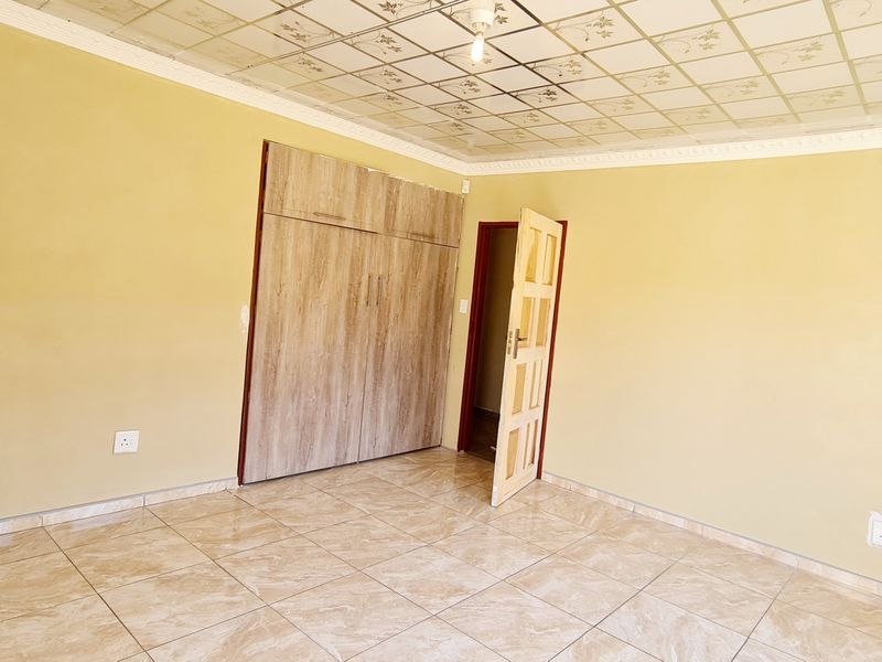 Newly renoated 3 Bedroom to rent in New Town, Louis Trichardt - Photo 10