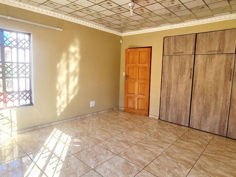 Newly renoated 3 Bedroom to rent in New Town, Louis Trichardt - Photo 9