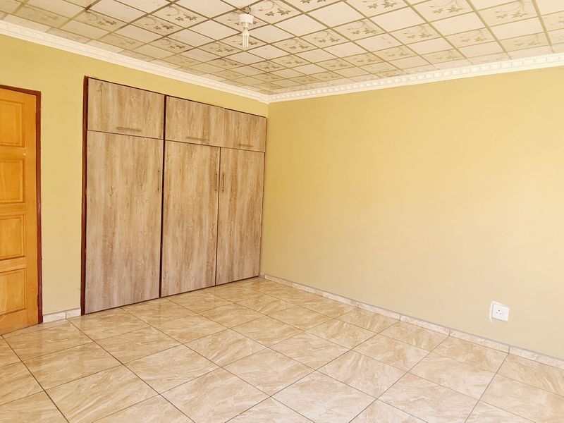 Newly renoated 3 Bedroom to rent in New Town, Louis Trichardt - Photo 8