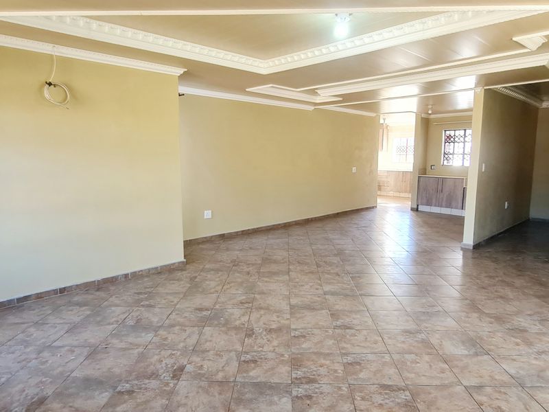 Newly renoated 3 Bedroom to rent in New Town, Louis Trichardt - Photo 4