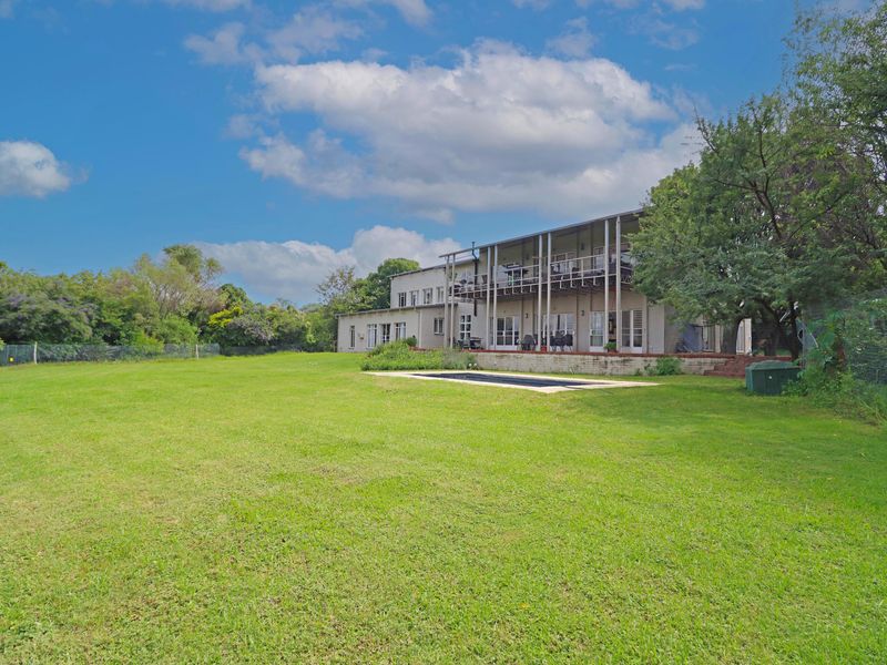 Gracious, sunlit home with income cottages & top equestrian facilities—charm, style & function blend - Photo 2