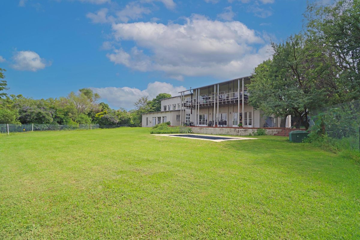Gracious, sunlit home with income cottages & top equestrian facilities—charm, style & function blend - Photo 2