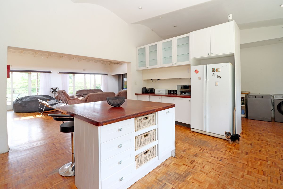 Gracious, sunlit home with income cottages & top equestrian facilities—charm, style & function blend - Photo 3