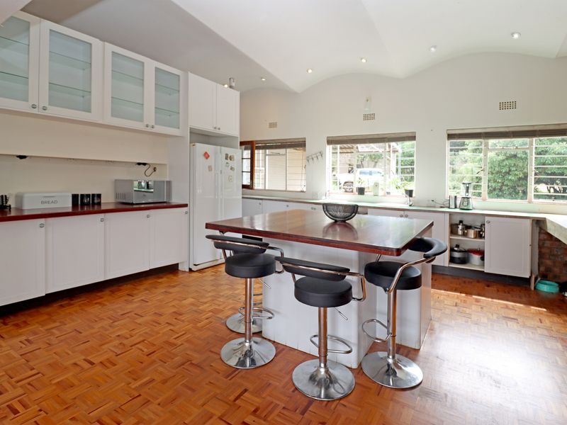 Gracious, sunlit home with income cottages & top equestrian facilities—charm, style & function blend - Photo 5