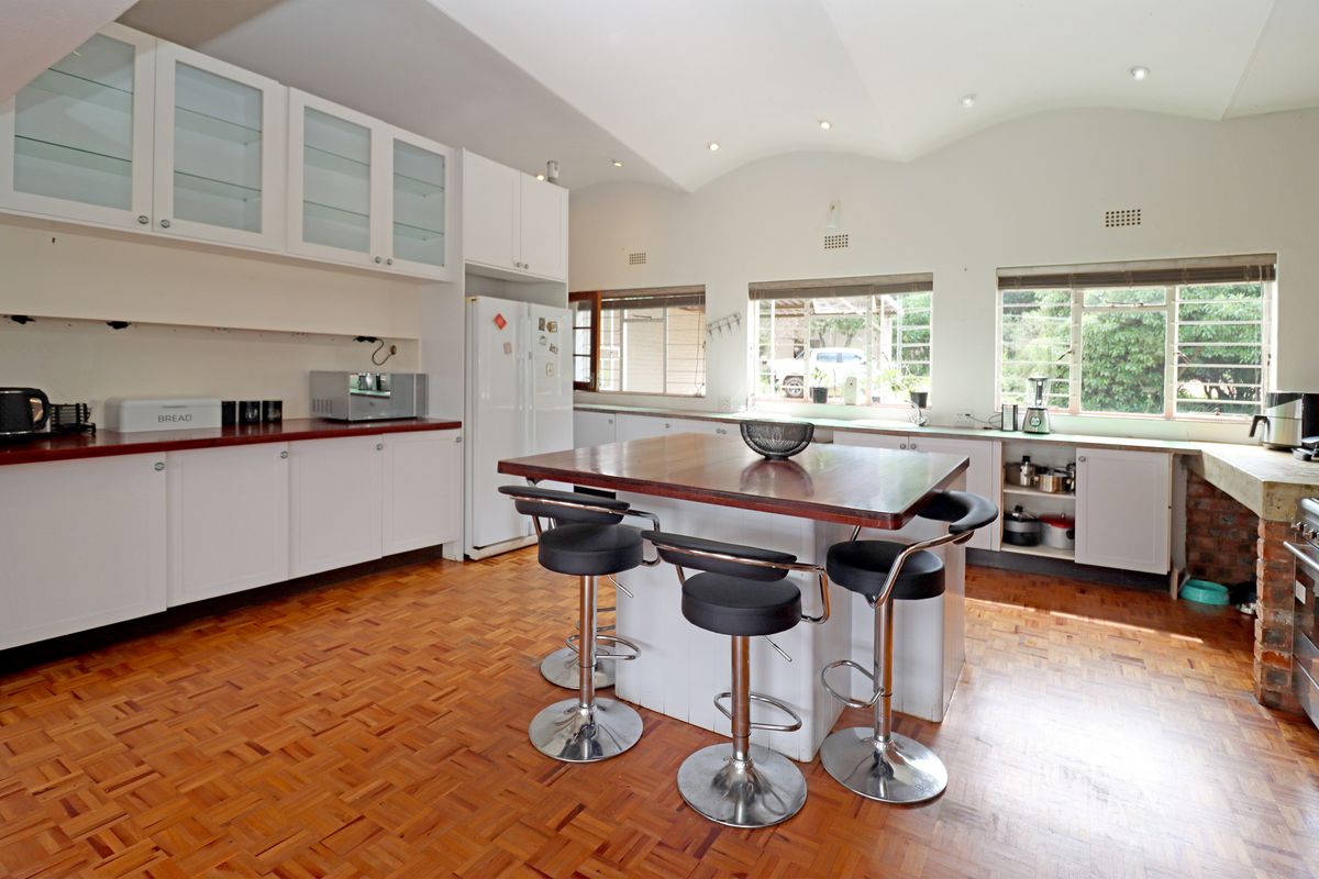 Gracious, sunlit home with income cottages & top equestrian facilities—charm, style & function blend - Photo 5