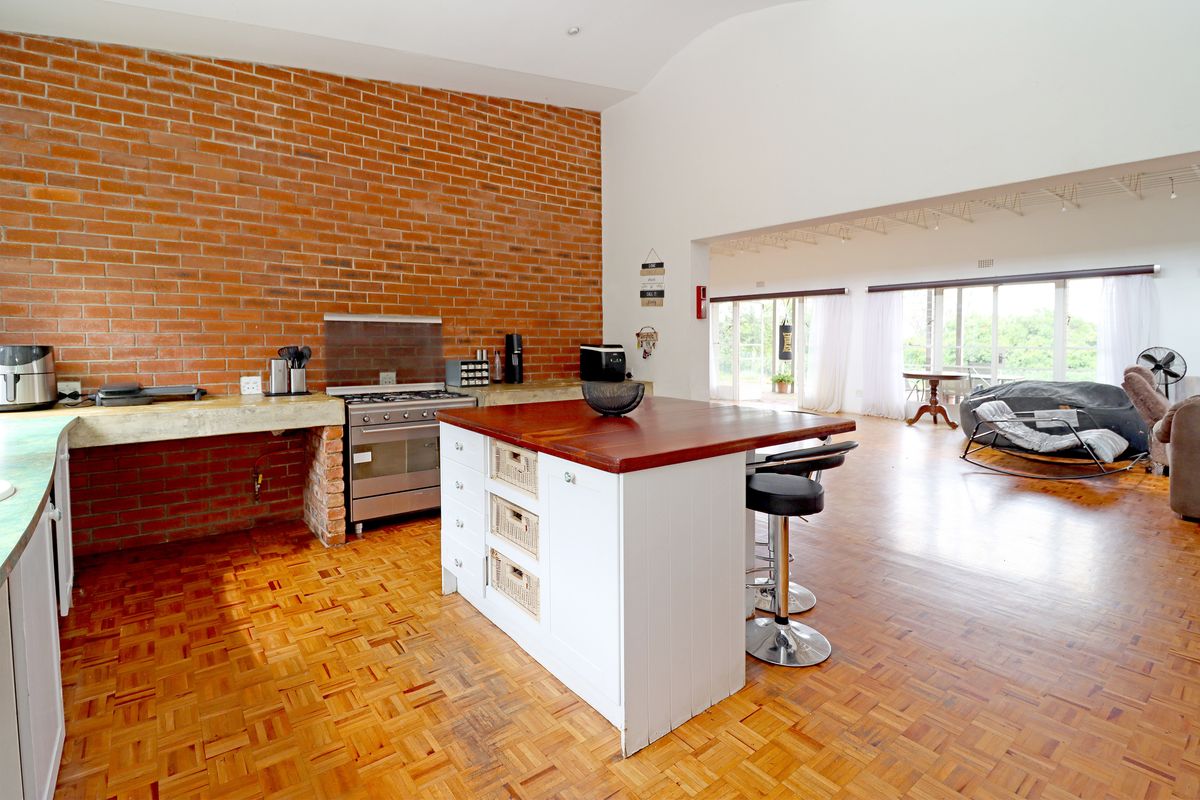 Gracious, sunlit home with income cottages & top equestrian facilities—charm, style & function blend - Photo 4