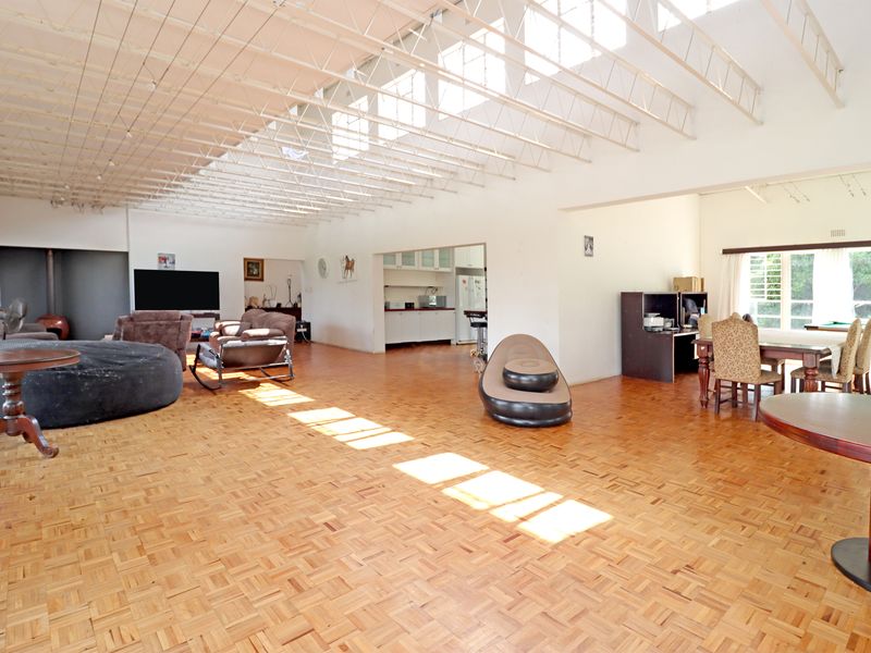 Gracious, sunlit home with income cottages & top equestrian facilities—charm, style & function blend - Photo 10