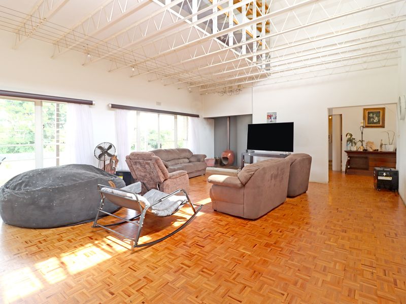 Gracious, sunlit home with income cottages & top equestrian facilities—charm, style & function blend - Photo 8