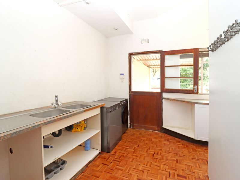 Gracious, sunlit home with income cottages & top equestrian facilities—charm, style & function blend - Photo 6