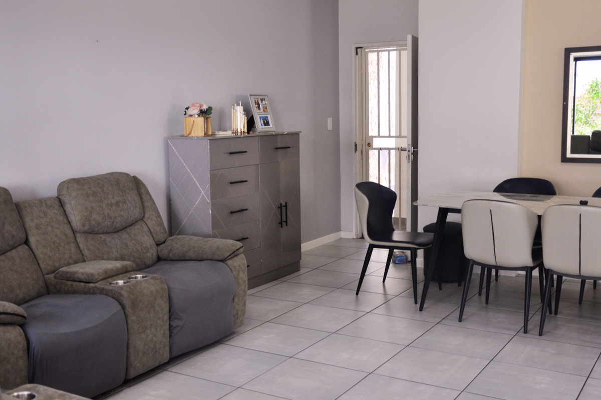 Prime Located Ground Floor 3-Bedroom Apartment in a Sought-After Lifestyle Complex - Photo 3