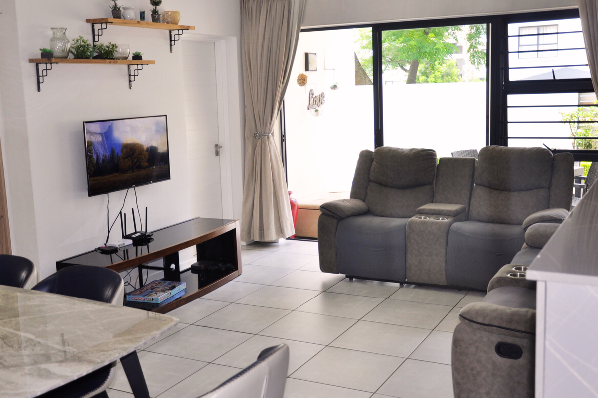 Prime Located Ground Floor 3-Bedroom Apartment in a Sought-After Lifestyle Complex - Photo 4