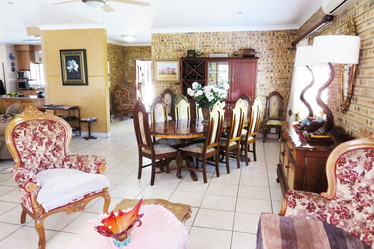 Upmarket & Upbeat house just one-up from the Vaal Dam, Deneysville. - Photo 4