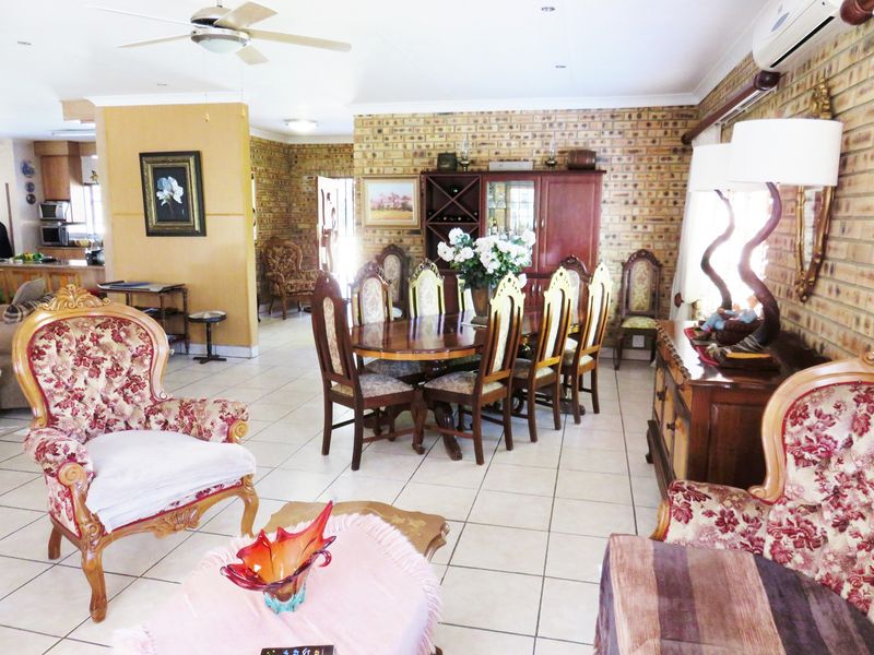 Upmarket & Upbeat house just one-up from the Vaal Dam, Deneysville. - Photo 4