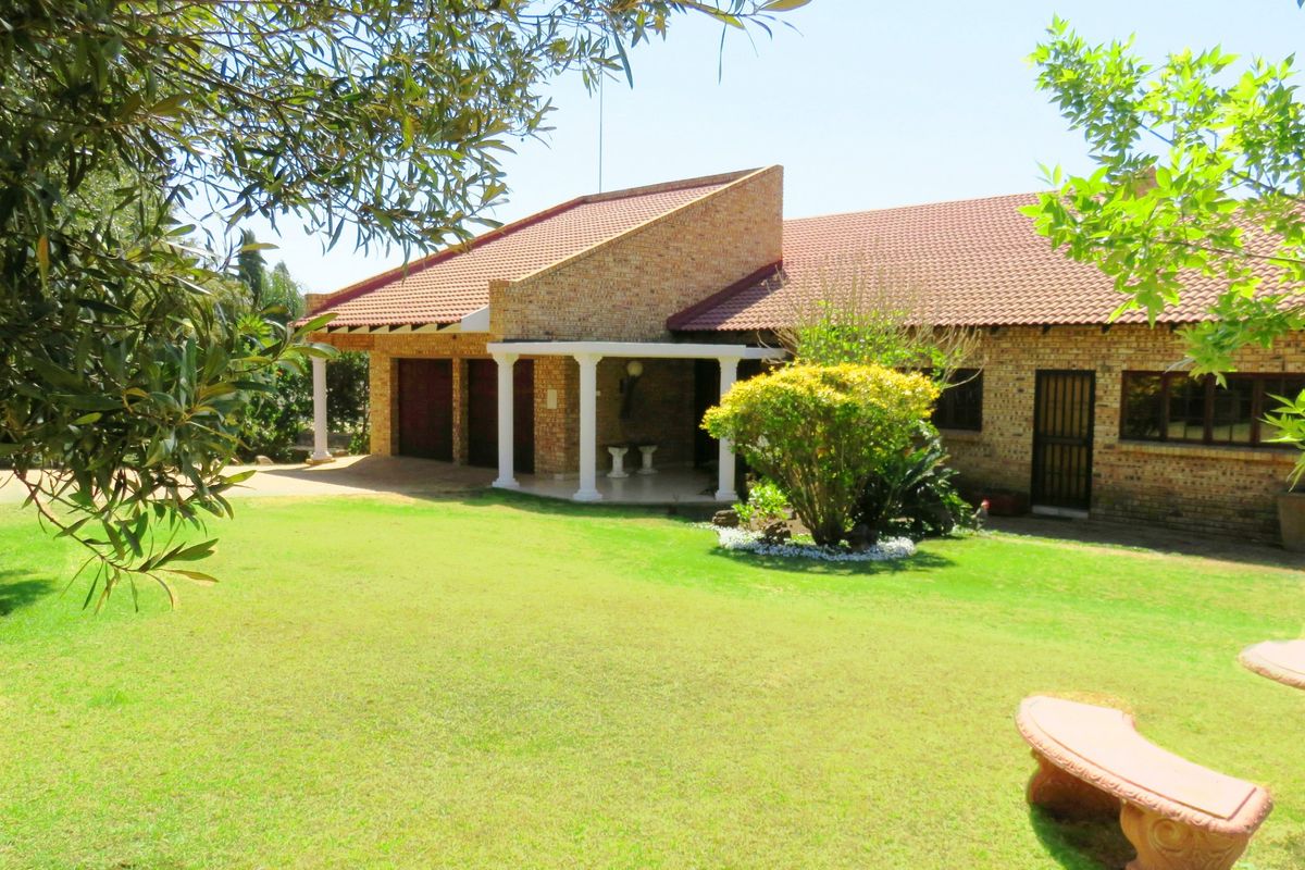Upmarket & Upbeat house just one-up from the Vaal Dam, Deneysville. - Photo 2