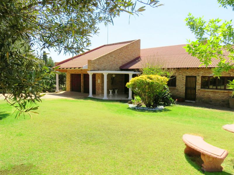 Upmarket & Upbeat house just one-up from the Vaal Dam, Deneysville. - Photo 2