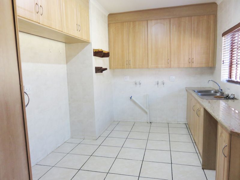 Upmarket & Upbeat house just one-up from the Vaal Dam, Deneysville. - Photo 10