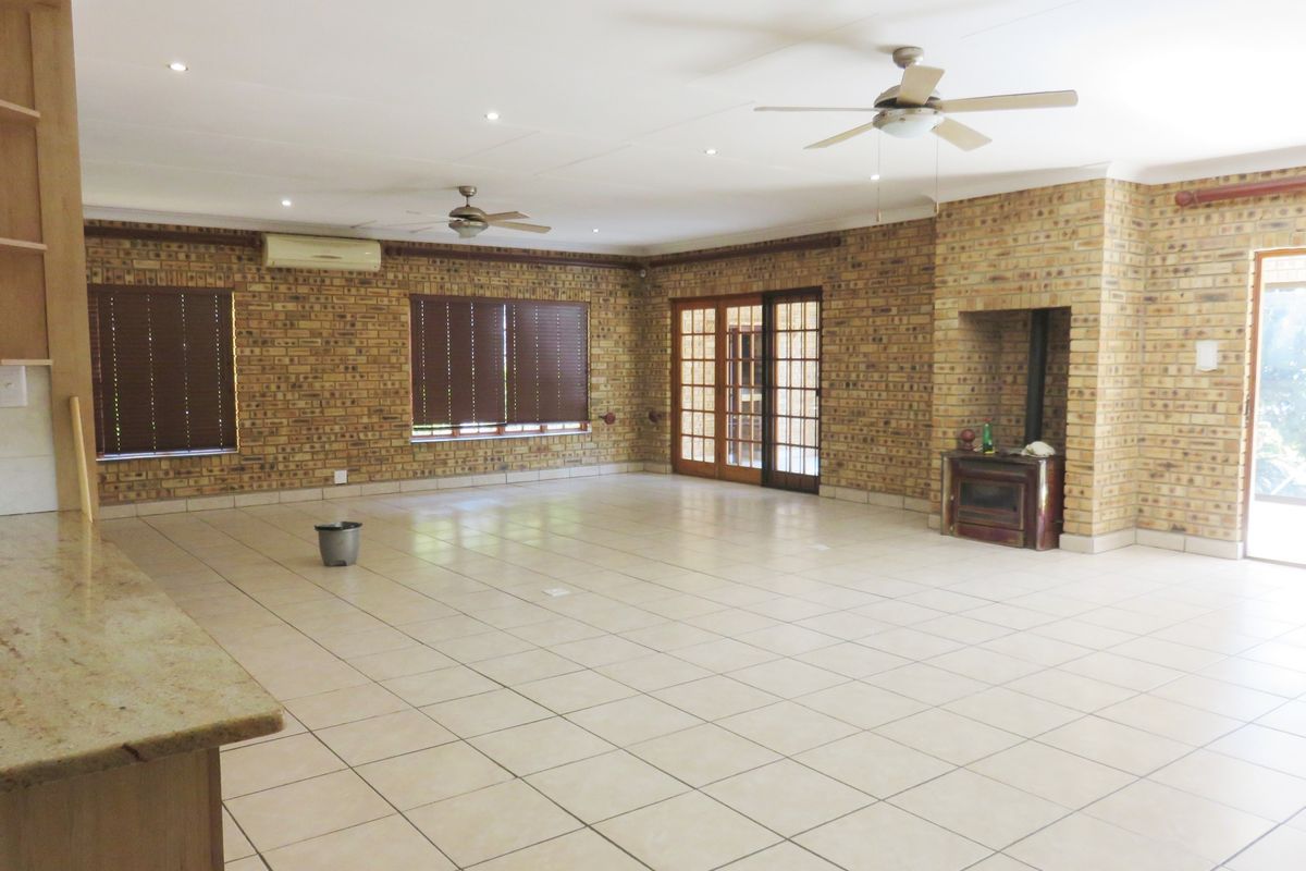 Upmarket & Upbeat house just one-up from the Vaal Dam, Deneysville. - Photo 3