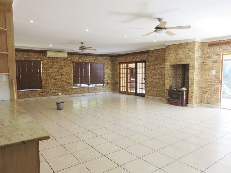 Upmarket & Upbeat house just one-up from the Vaal Dam, Deneysville. - Photo 3