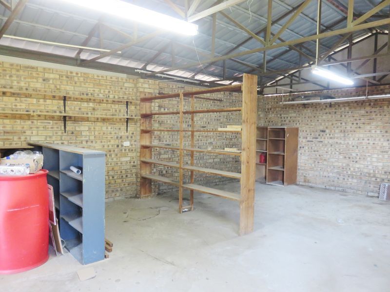 Upmarket & Upbeat house just one-up from the Vaal Dam, Deneysville. - Photo 9