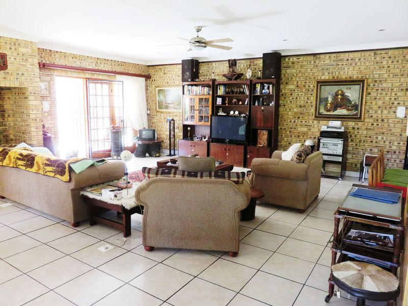 Upmarket & Upbeat house just one-up from the Vaal Dam, Deneysville. - Photo 6