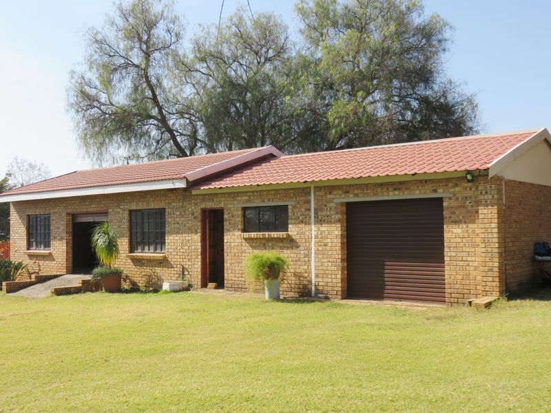 Upmarket & Upbeat house just one-up from the Vaal Dam, Deneysville. - Photo 7