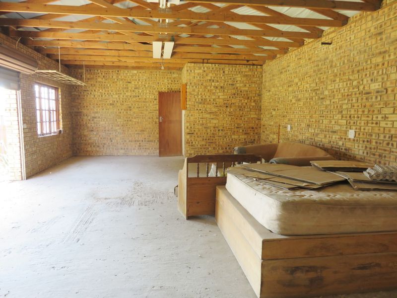 Upmarket & Upbeat house just one-up from the Vaal Dam, Deneysville. - Photo 8