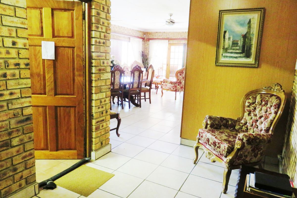Upmarket & Upbeat house just one-up from the Vaal Dam, Deneysville. - Photo 5