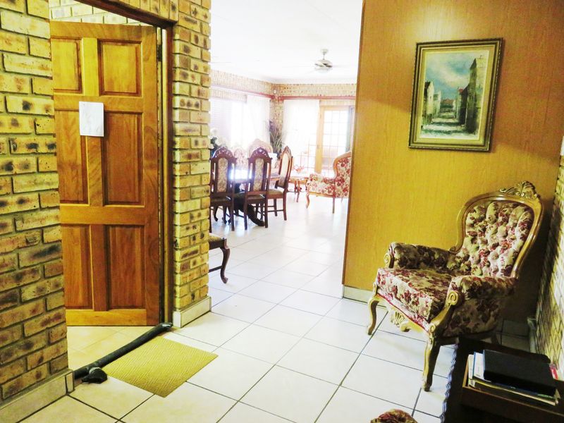 Upmarket & Upbeat house just one-up from the Vaal Dam, Deneysville. - Photo 5