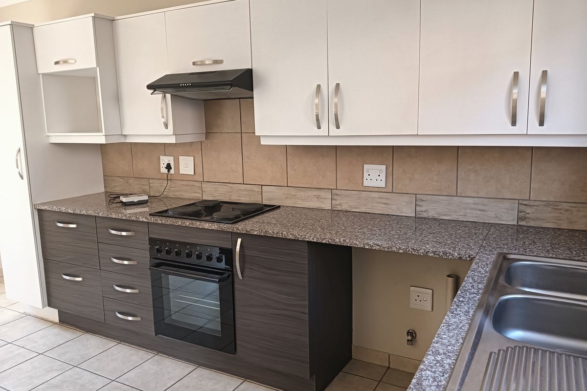 Modern 3 bedroom townhouse in Raslouw Ridge! - Photo 5
