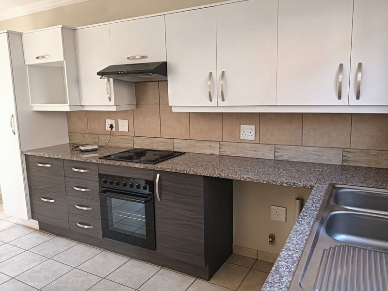 Modern 3 bedroom townhouse in Raslouw Ridge! - Photo 5