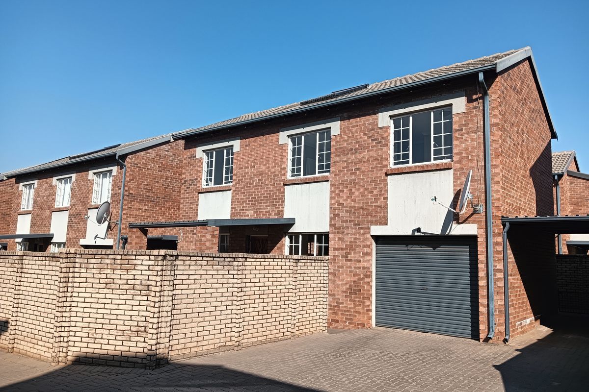 Modern 3 bedroom townhouse in Raslouw Ridge! - Photo 2