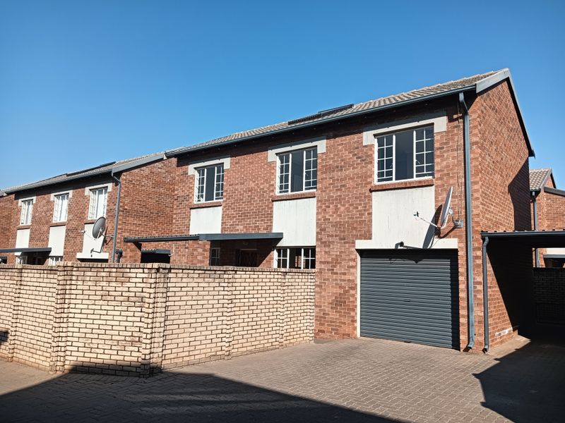 Modern 3 bedroom townhouse in Raslouw Ridge! - Photo 2